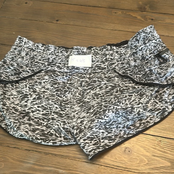 Lululemon reversible shorts - Picture 5 of 5